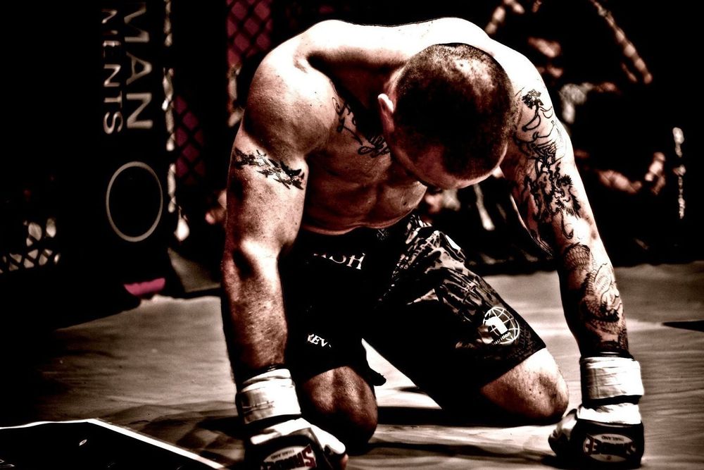 Combatant mma qui semble épuisé ou abattu
